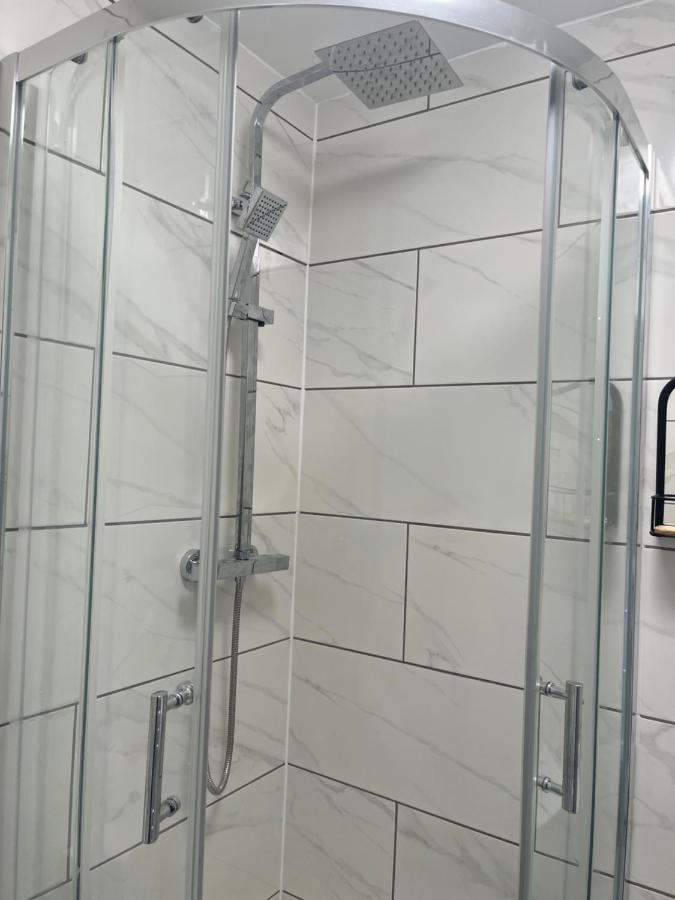 وينزبيري Self Contained Room, En-Suite With Separate Lockable Front Door, Located In An Exclusive Area المظهر الخارجي الصورة