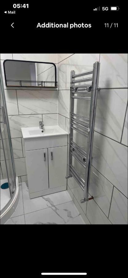 وينزبيري Self Contained Room, En-Suite With Separate Lockable Front Door, Located In An Exclusive Area المظهر الخارجي الصورة